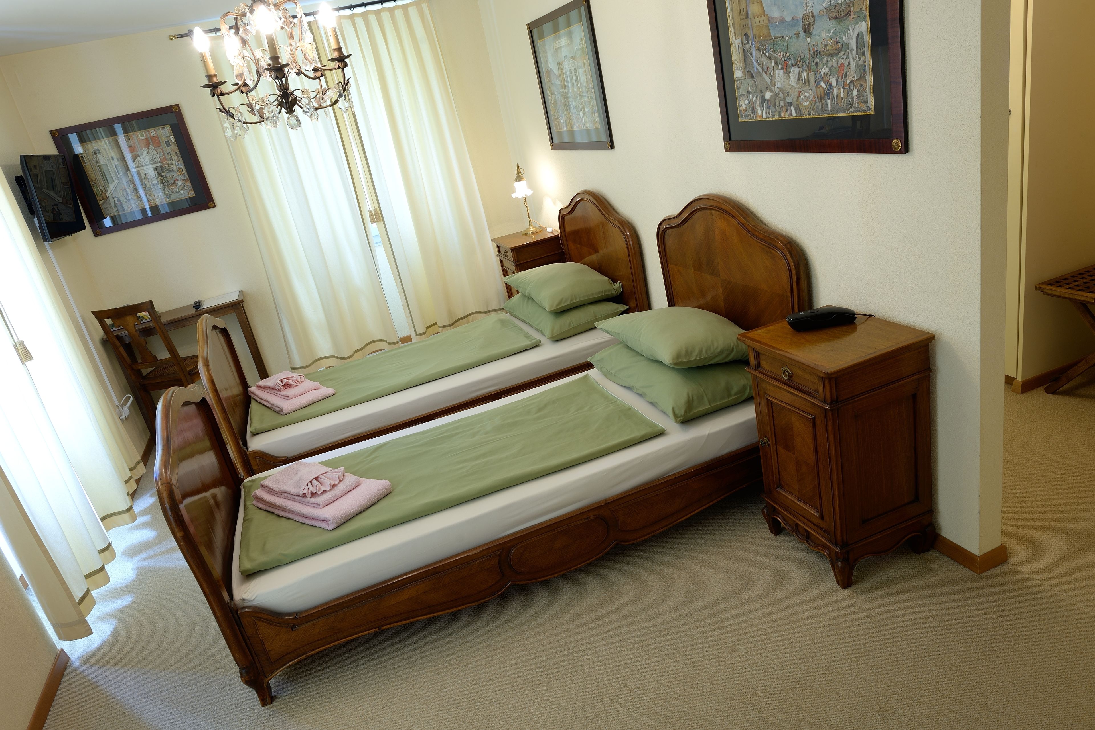 desk, free wifi, bed sheets