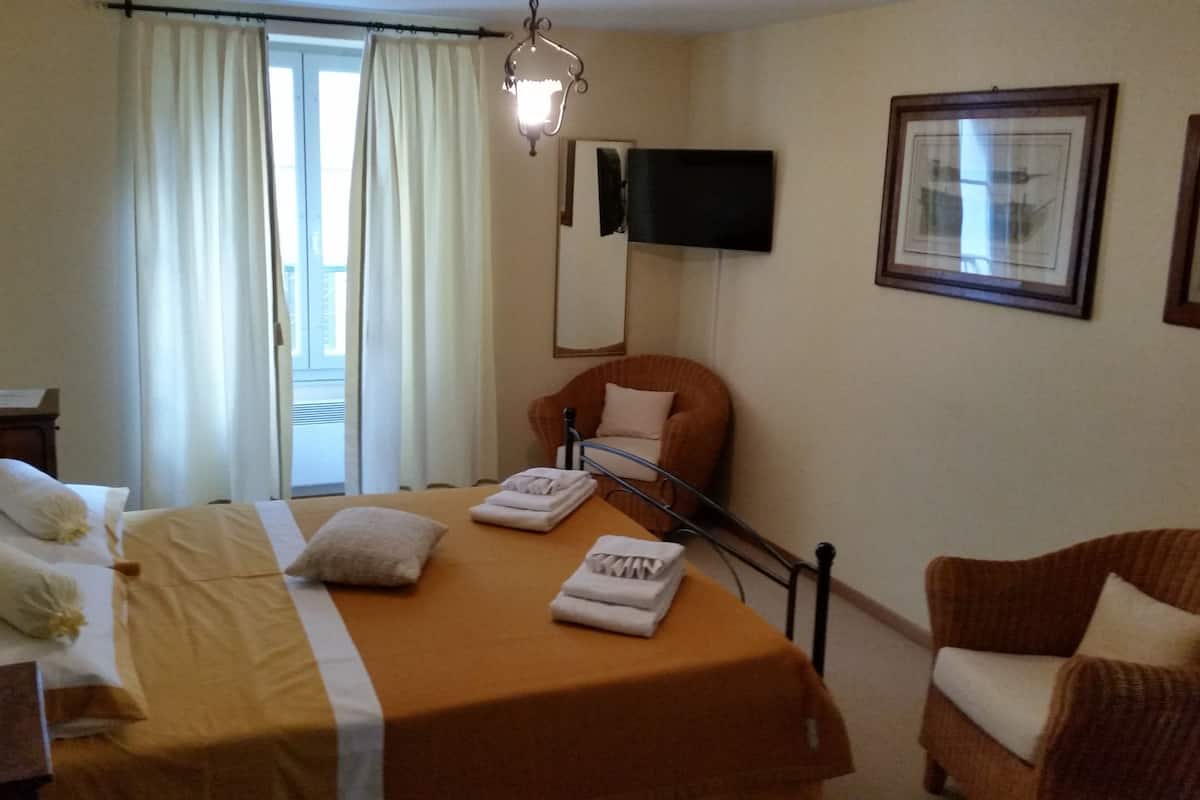 Escritorio, wifi gratis y ropa de cama 