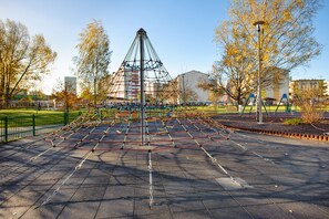 Ein Spielplatz mit Klettergerüst und Schaukeln.