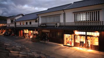 住宿正面 (夜晚)