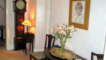 Coffee/tea maker, electric kettle, cookware/dishes/utensils