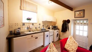 Traditional Cottage, 1 King Bed with Sofa bed, Non Smoking, Garden View | Private kitchenette | Coffee/tea maker, electric kettle, cookware/dishes/utensils