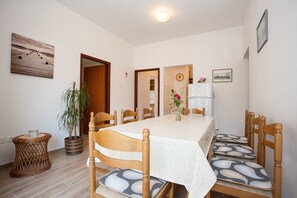 Apartment, 5 Bedrooms | Interior