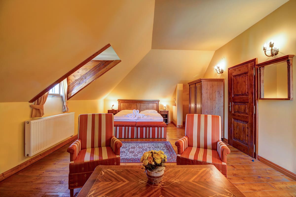 Comfort Triple Room | Desk, free cribs/infant beds, free WiFi, bed sheets