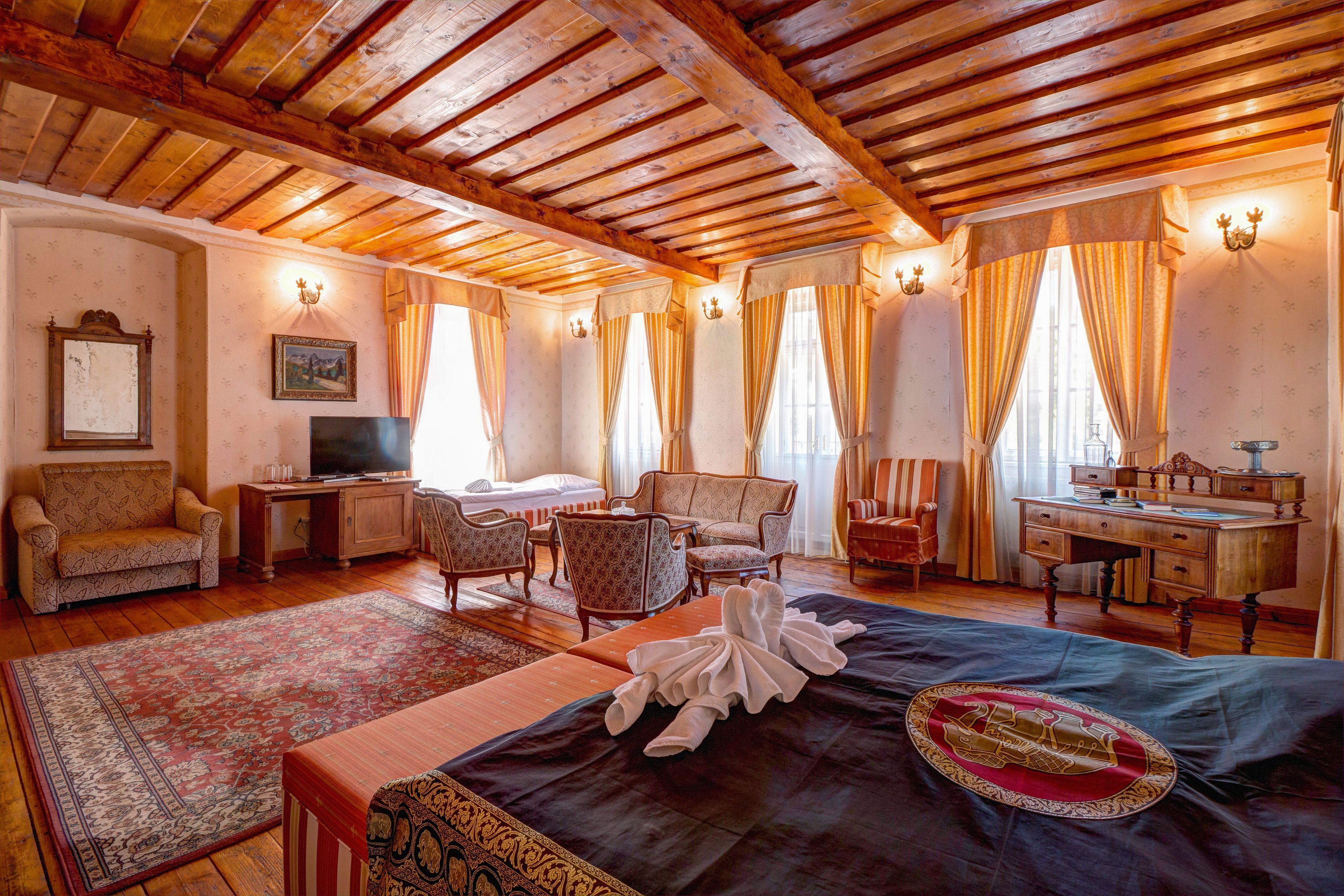 Suite | Desk, free cribs/infant beds, free WiFi, bed sheets