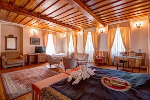 Suite | Desk, free cribs/infant beds, free WiFi, bed sheets