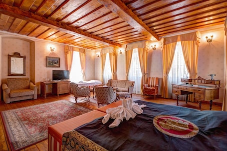 Suite | Desk, free cribs/infant beds, free WiFi, bed sheets