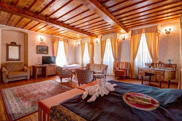 Suite | Desk, free cribs/infant beds, free WiFi, bed sheets - Penzion Cosmopolitan I. (Banska Stiavnica)