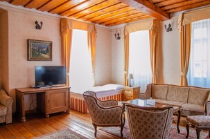 办公桌、免费婴儿床、免费 WiFi、床单