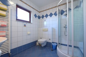 Standard Apartment, 2 Bedrooms - 127 | Bathroom | Shower, towels, soap, toilet paper - Apartments Martin (Malinska-Dubasnica)