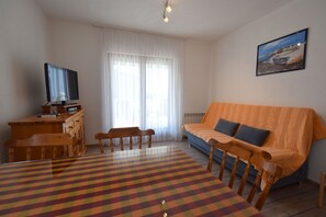 Apartment, 2 Bedrooms – 128 | Living room | Flat-screen TV - Apartments Martin (Malinska-Dubasnica)