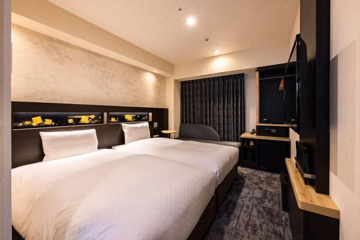 Down comforters, in-room safe, laptop workspace, blackout drapes