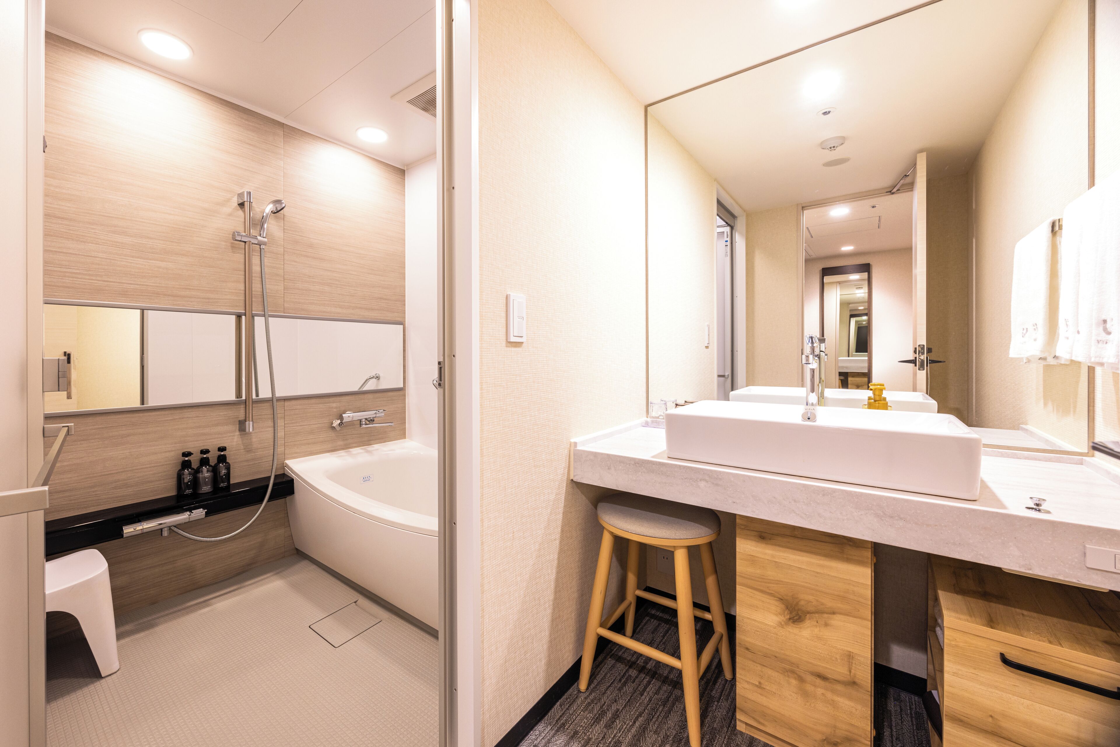 combined shower/bathtub, deep-soaking bathtub, free toiletries