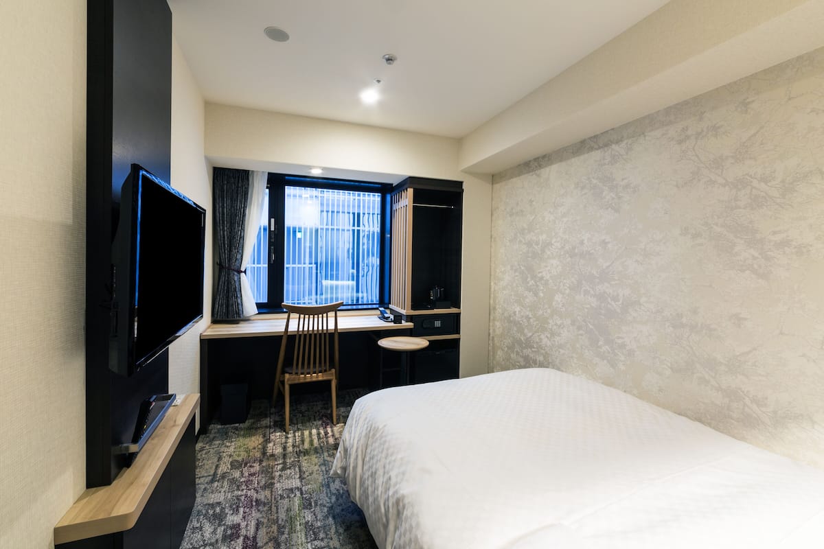 Down comforters, in-room safe, laptop workspace, blackout drapes