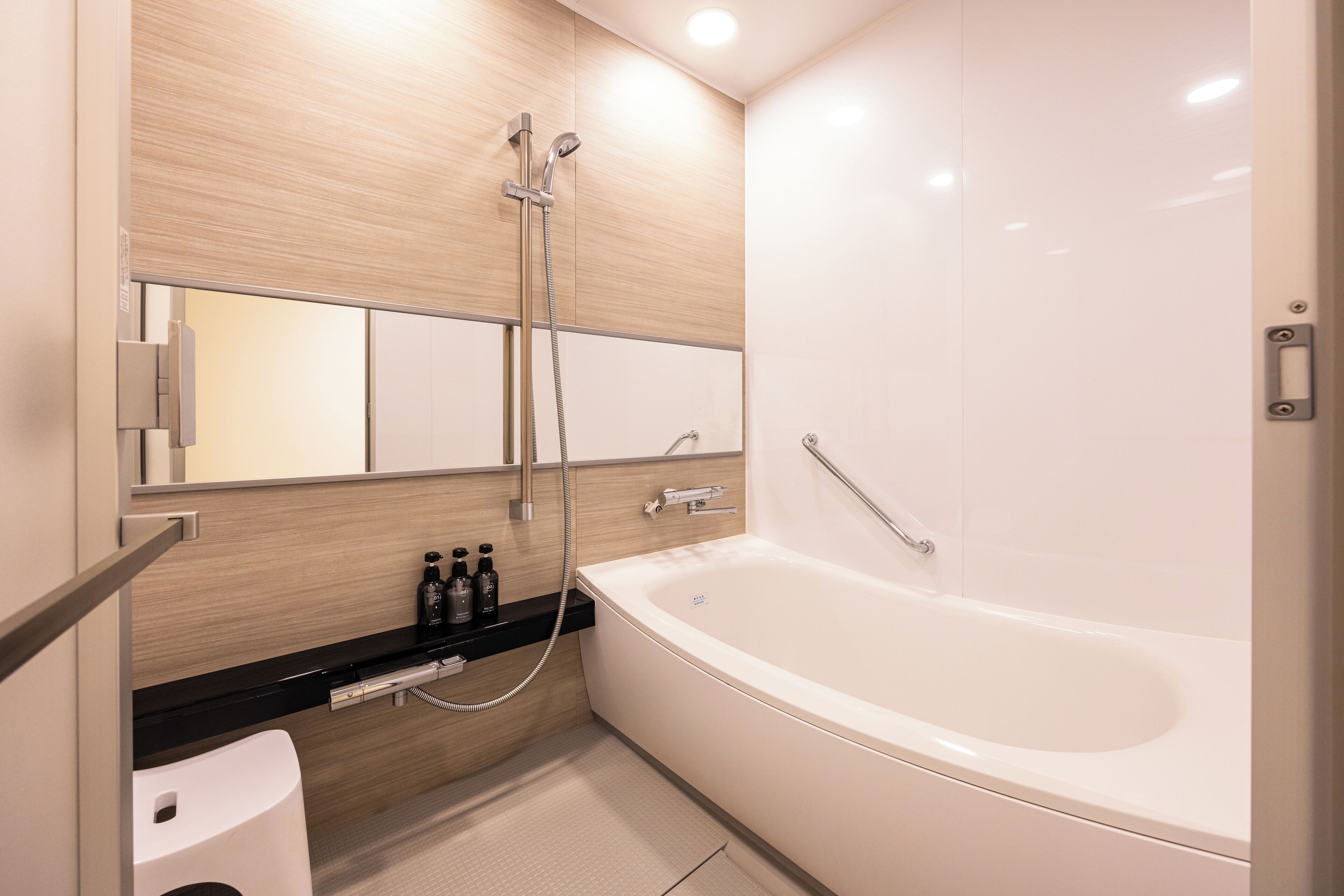 combined shower/bathtub, deep-soaking bathtub, free toiletries