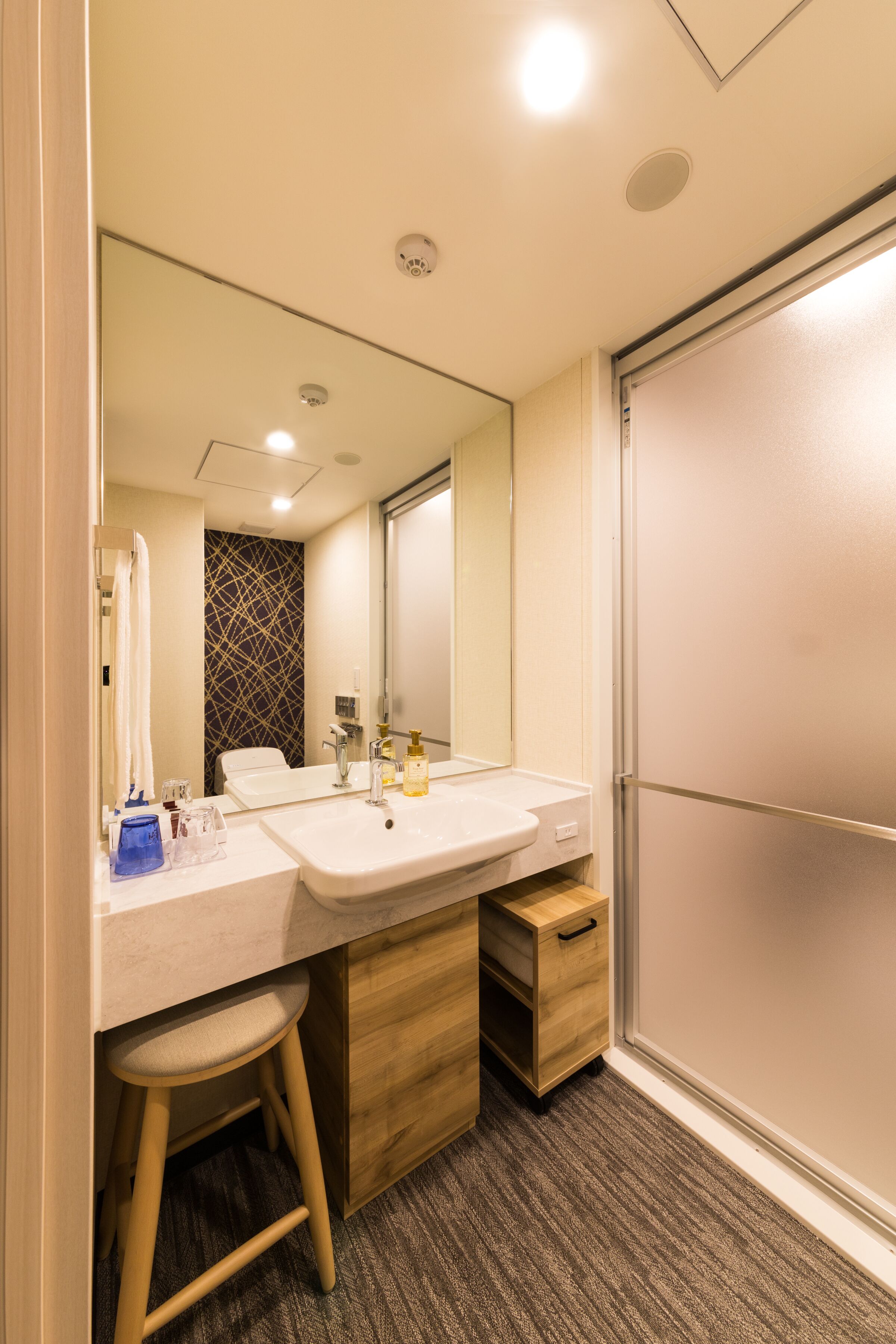 combined shower/bathtub, deep-soaking bathtub, free toiletries