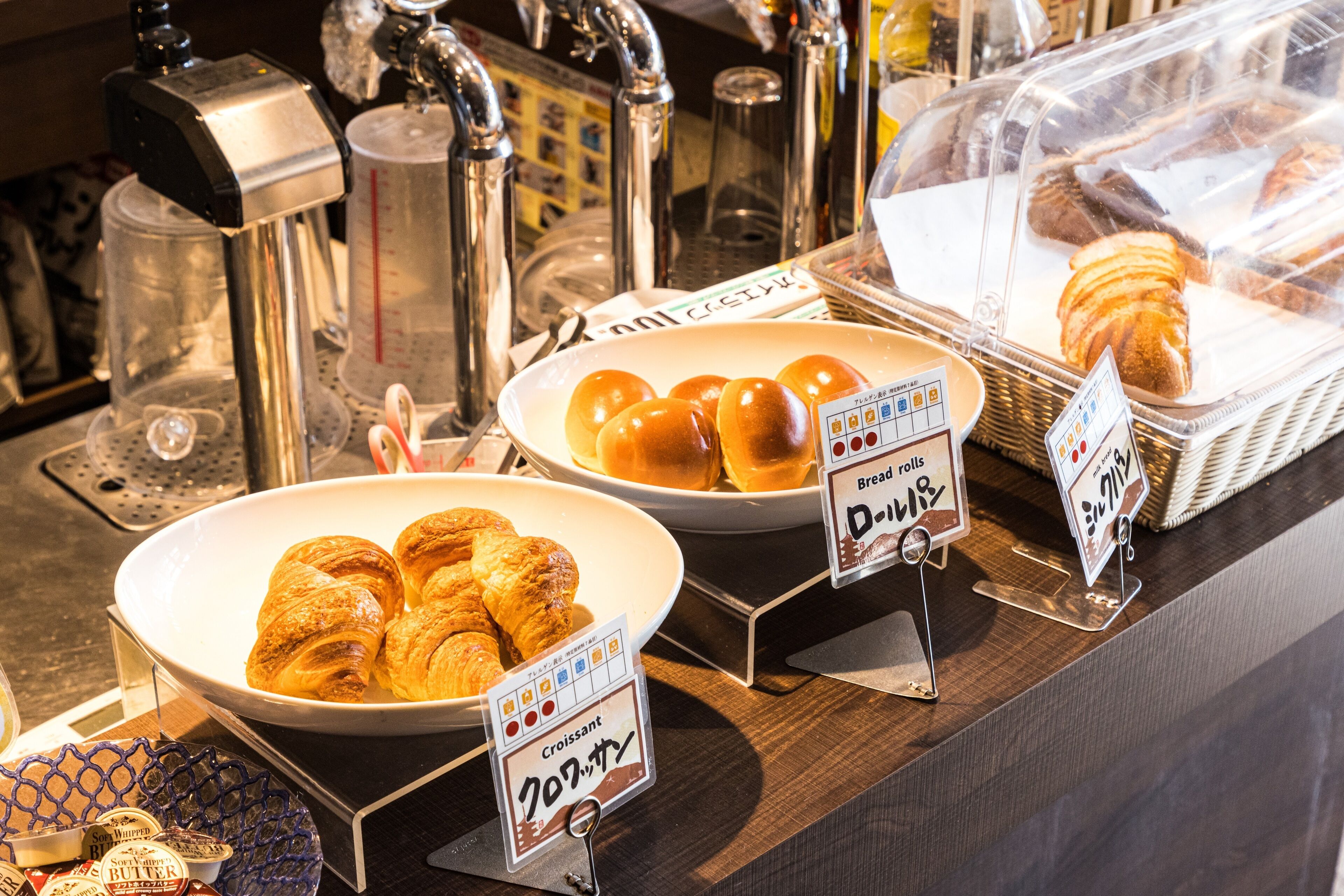 Daily buffet breakfast (JPY 1980 per person)