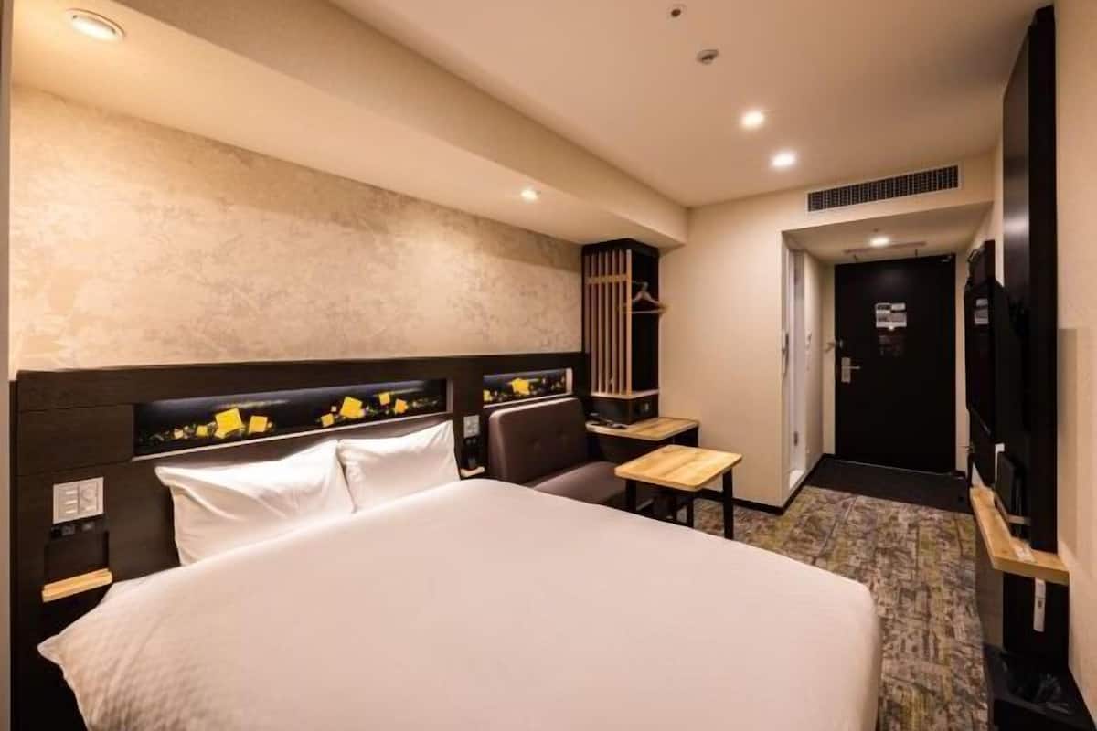 Down comforters, in-room safe, laptop workspace, blackout drapes