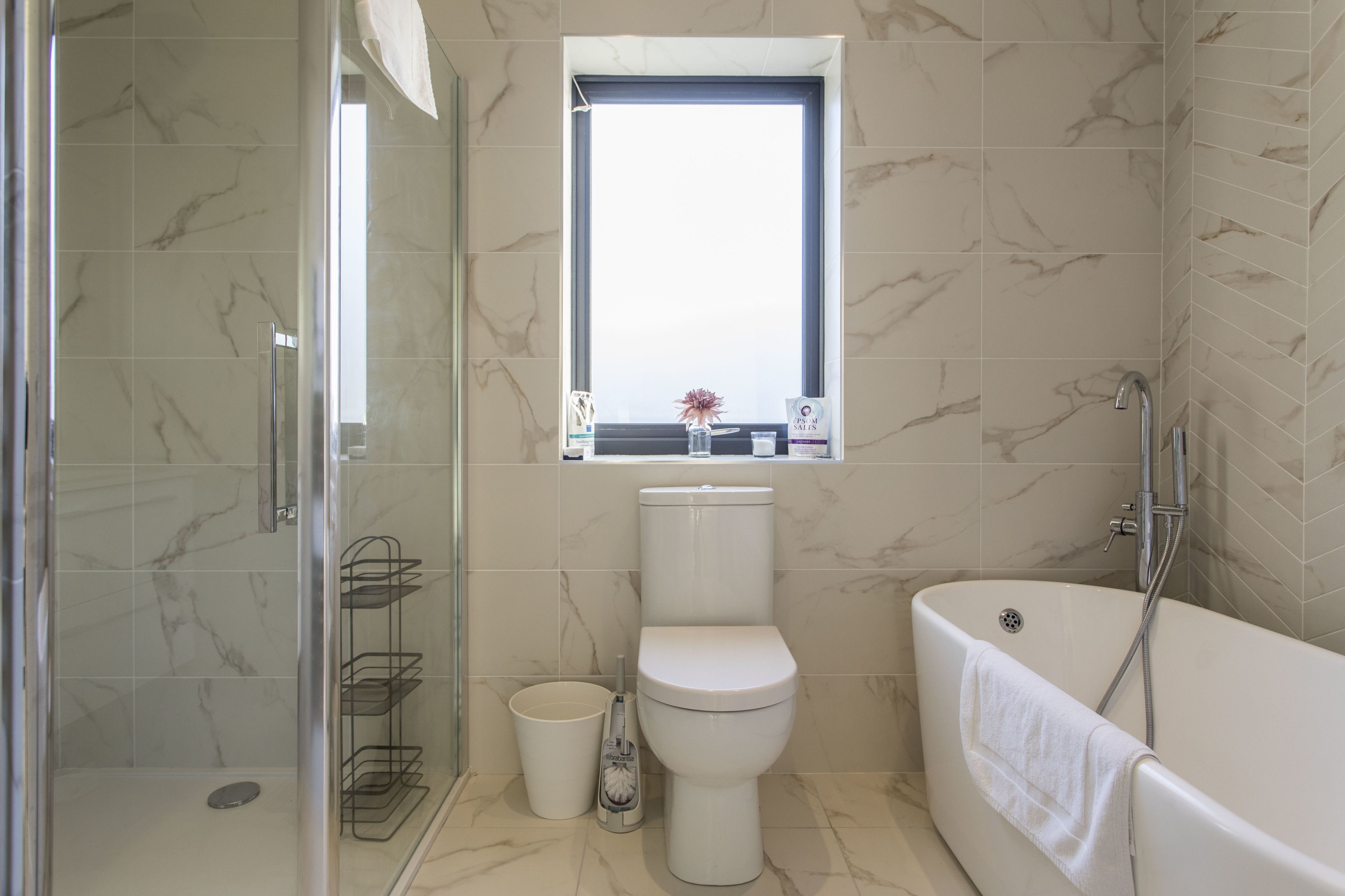 Un baño con inodoro, bañera y ducha.