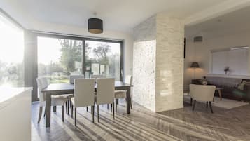 Business Cottage, Multiple Beds, Non Smoking, Garden View | Living area