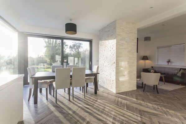 Cottage Business, nhiều giường, không hút thuốc, quang cảnh vườn | Khu phòng khách | Smart TV