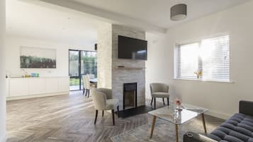 Cottage Business, letti multipli, non fumatori, vista giardino | Area soggiorno | Smart TV