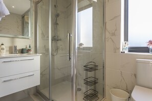 Cottage Business, nhiều giường, không hút thuốc, quang cảnh vườn | Phòng tắm | Máy sấy tóc, khăn tắm