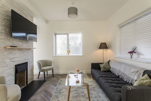 Cottage Business, nhiều giường, không hút thuốc, quang cảnh vườn | Khu phòng khách | Smart TV