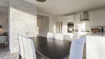 Cottage Affaires, plusieurs lits, non-fumeurs, vue jardin | Restauration dans la chambre