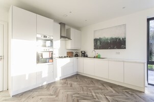 Casa de campo empresarial, várias camas, para não fumantes, vista para o jardim | Cozinha privada | Geladeira, micro-ondas, lava-louças, chaleira elétrica