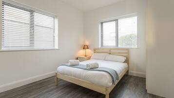 Business Cottage, Multiple Beds, Non Smoking, Garden View | 3 bedrooms, iron/ironing board, free WiFi, bed sheets