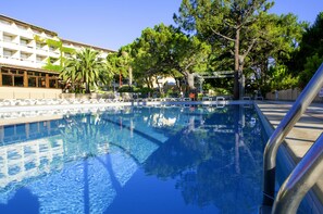 Außenpool (je nach Saison geöffnet), Sonnenschirme, Liegestühle