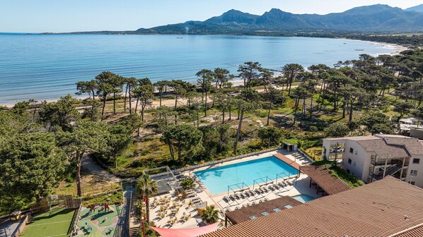 Außenpool (je nach Saison geöffnet), Sonnenschirme, Liegestühle