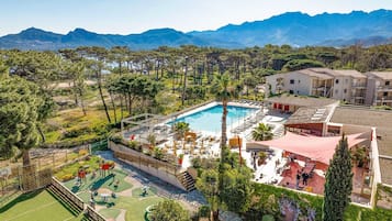 Piscine extérieure (ouverte en saison), parasols de plage