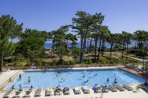 Piscine extérieure (ouverte en saison), parasols de plage