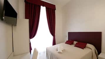 Chambre Double, balcon | Literie de qualité supérieure, coffres-forts dans les chambres, bureau