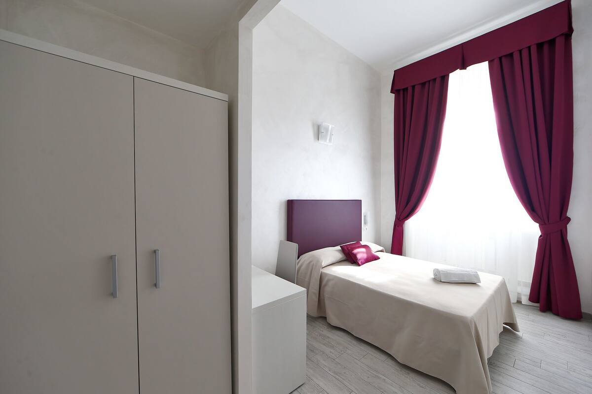 Premium bedding, in-room safe, desk, laptop workspace