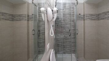 Ein modernes Badezimmer mit einer Glasdusche, einer Toilette und einem Bidet.