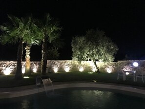 Piscine extérieure, chaises longues