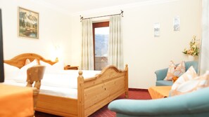 Habitación doble Confort, vista a la montaña | Cortinas blackout, wifi gratis y ropa de cama 