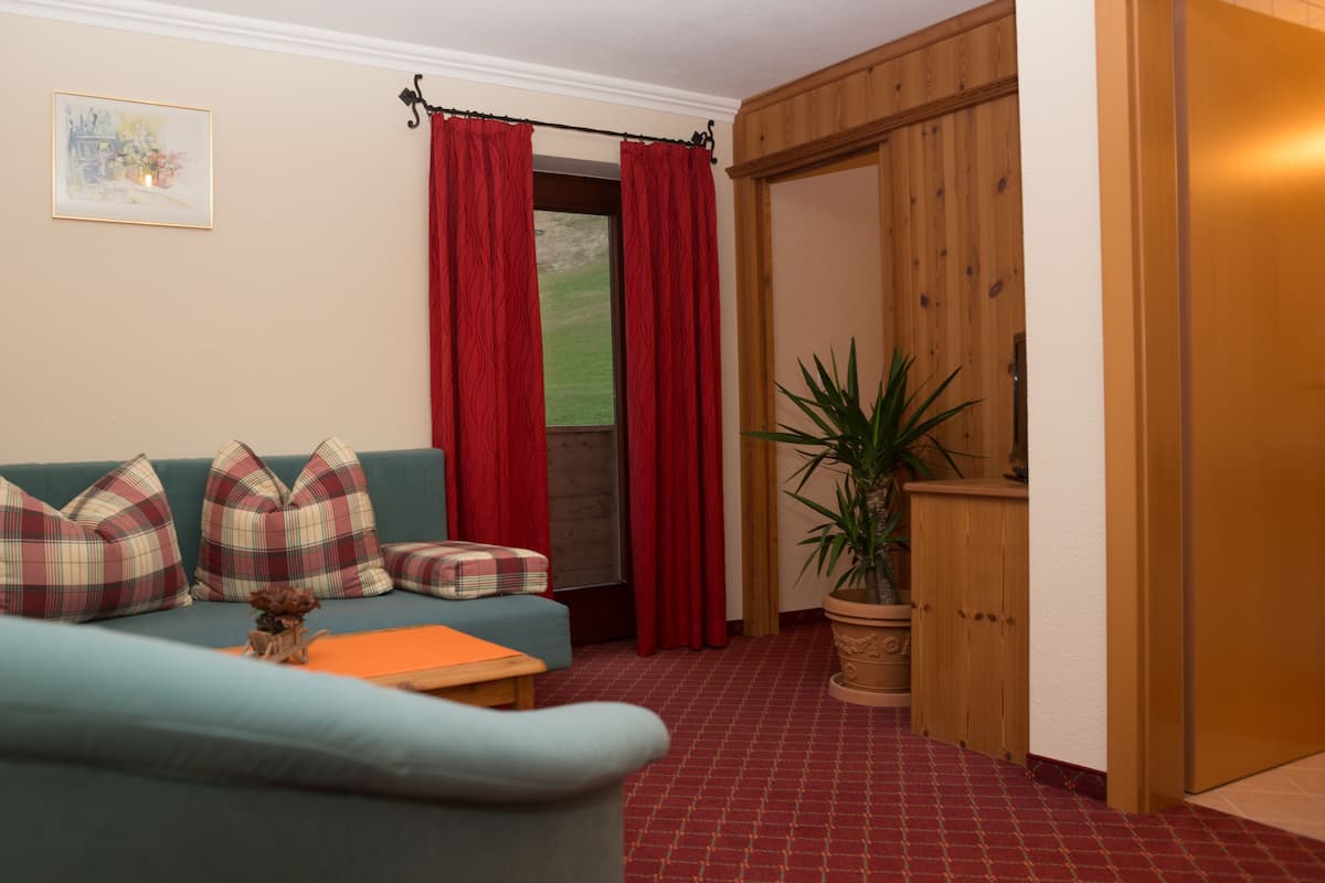 Deluxe Suite, Mountain View | Living area | Flat-screen TV