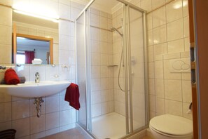 Enkeltrom – classic, fjellutsikt | Bad | Dusj, hårføner og håndklær