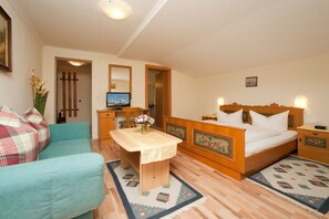 Comfort Triple Room, Mountain View | Desk, blackout drapes, free WiFi, bed sheets - Pension Sonnleitn (Kirchdorf in Tirol)