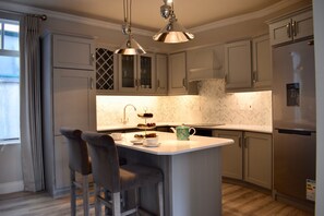 Großer Kühlschrank, Mikrowelle, Ofen, Herdplatte