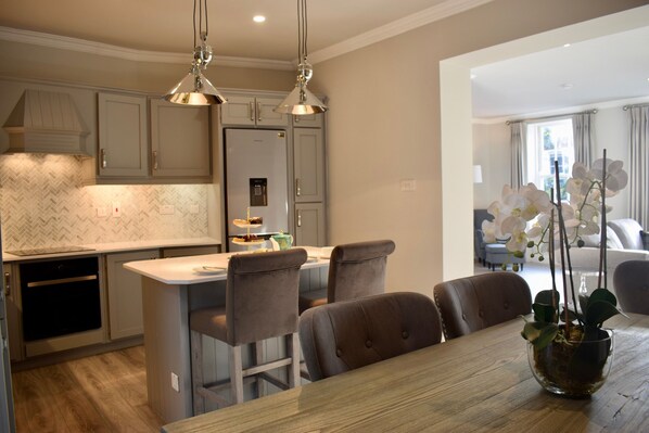 Großer Kühlschrank, Mikrowelle, Ofen, Herdplatte