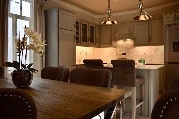 Full-sized fridge, microwave, oven, stovetop