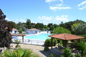Seasonal outdoor pool, pool umbrellas, sun loungers - Village Océanique (Le Bois-Plage-en-Re)
