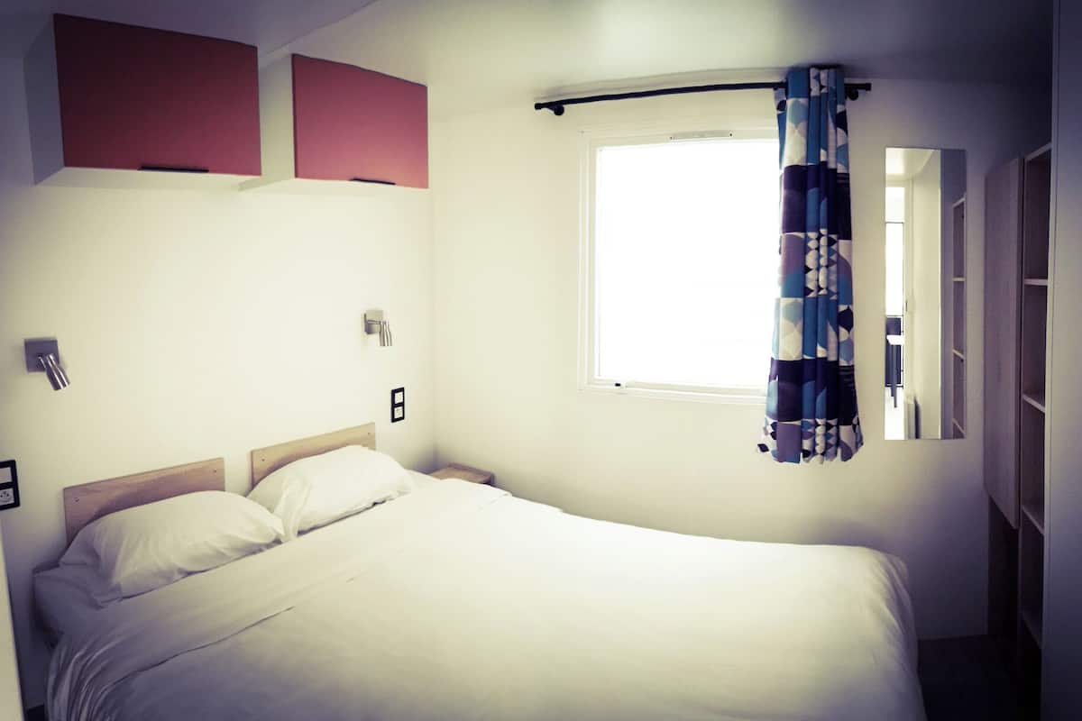 2 bedrooms, free cots/infant beds, free WiFi, bed sheets