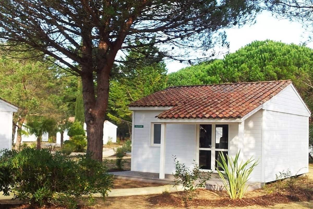 2 bedrooms, free cots/infant beds, free WiFi, bed sheets