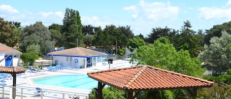 Piscina stagionale all'aperto, ombrelloni da piscina, lettini